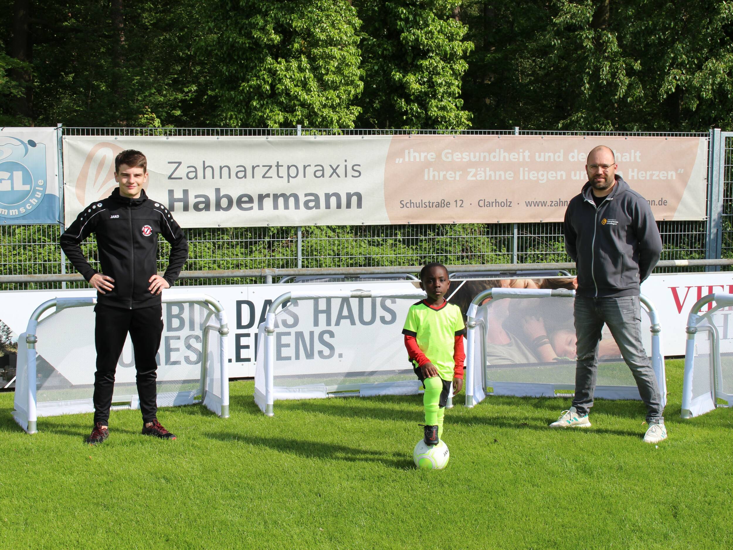 Fußball<br>Clarholzer Fußballabteilung dankt der Zahnarztpraxis Habermann